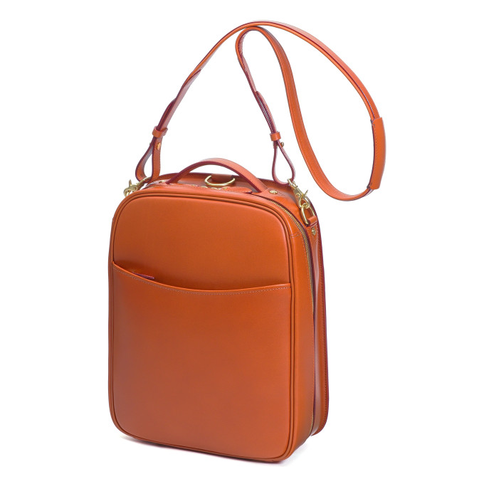 本体の金具に<a href=”https://www.itagaki.co.jp/products/items/P022.html”>別売りショルダー(P022)</a>を付ける事もできます