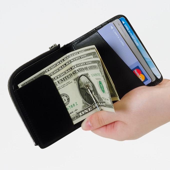 カードが3枚程度入ります<br> お札を留める金具(クリップ)は可動式でお札の出し入れも楽々