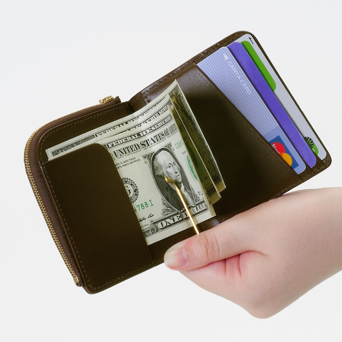 カードが3枚程度入ります<br> お札を留める金具(クリップ)は可動式でお札の出し入れも楽々