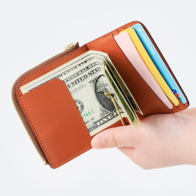 カードが3枚程度入ります<br> お札を留める金具(クリップ)は可動式でお札の出し入れも楽々
