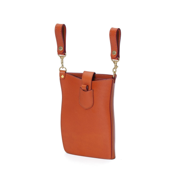 別売りの<a href=”https://www.itagaki.co.jp/products/items/P001.html”>ベルトバンド(P001)</a>を付けると、ウエストポーチとしても活躍します