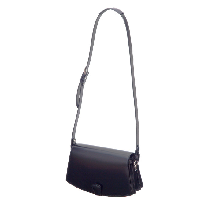 <a href=”https://www.itagaki.co.jp/products/items/PB025.html”>別売りのショルダー(P025B)</a>をつけて