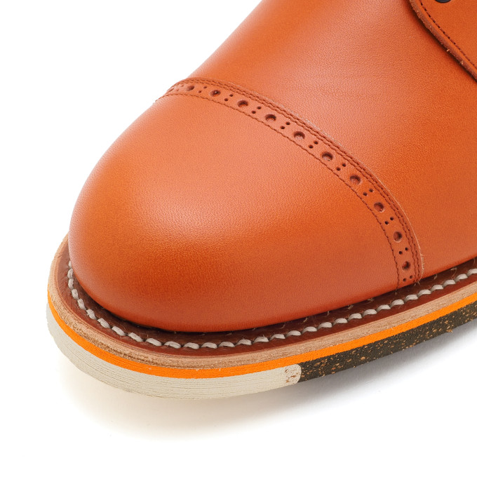 つま先が丸みを帯びているラウンド・トゥのデザインは、<br>柔らかいラインなので幅広いシーンに合います