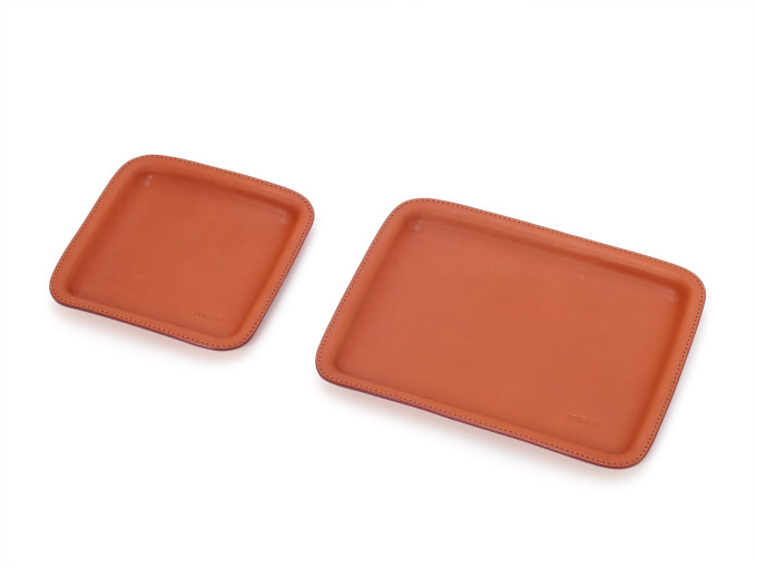 左から、<a href=”https://www.itagaki.co.jp/products/items/D002.html”>Sサイズ(D002)</a>、Mサイズ(D001)