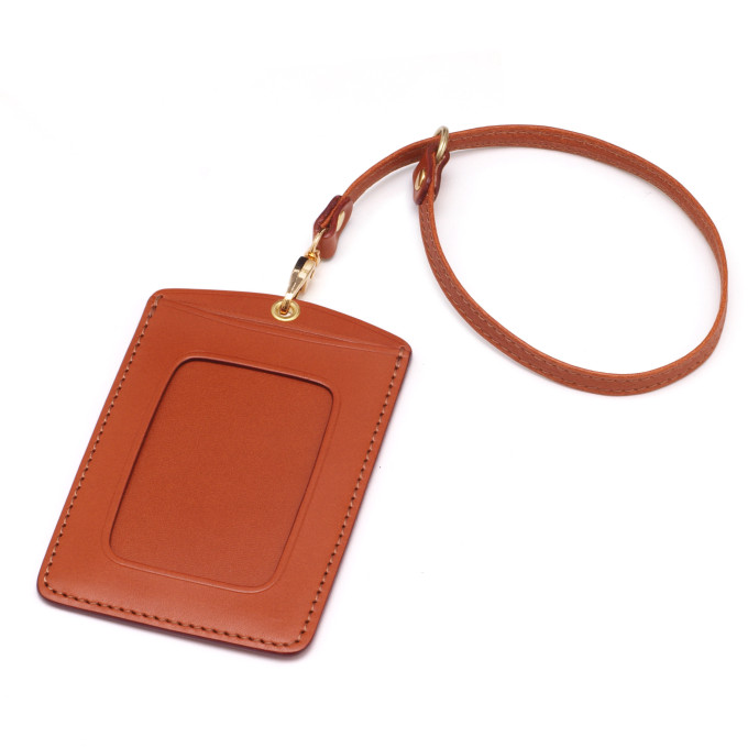 別売りの<a href=”P028.html”>専用ストラップ(P028)</a>を付けて