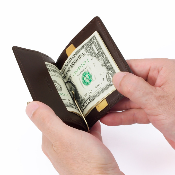 お札を留める金具は可動式なので、お札の出し入れも楽々