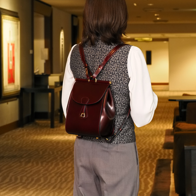 背中にフィットする上品なフォルム
