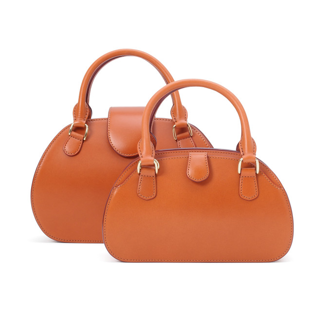 手前:<a href=”https://www.itagaki.co.jp/products/items/E538.html”>タウンボストンミニ(E538)</a>とのサイズ比較