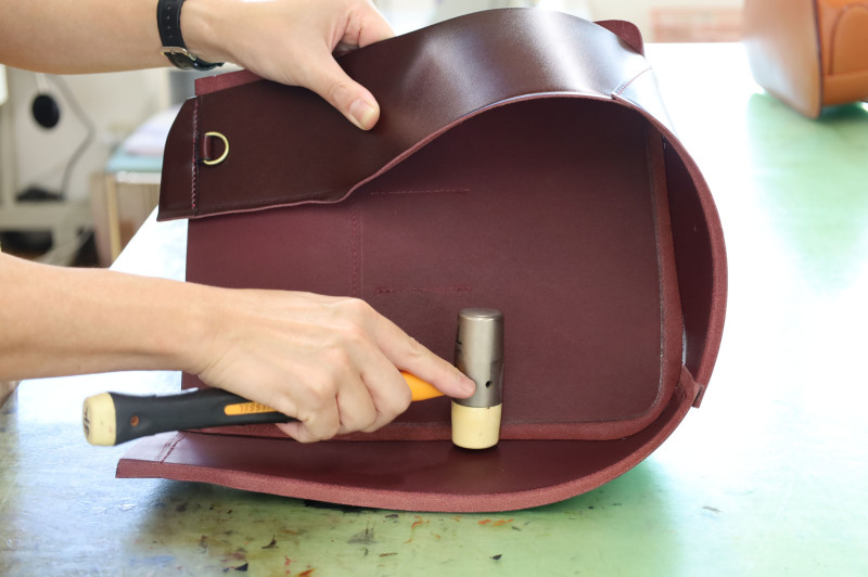 前ボディーと横マチを貼り合わせます