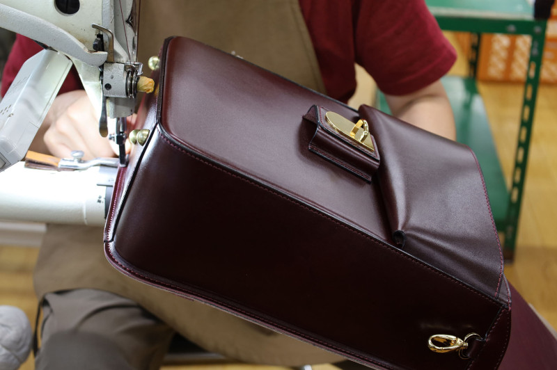 組み立てた鞄を最後にまとめ縫いします