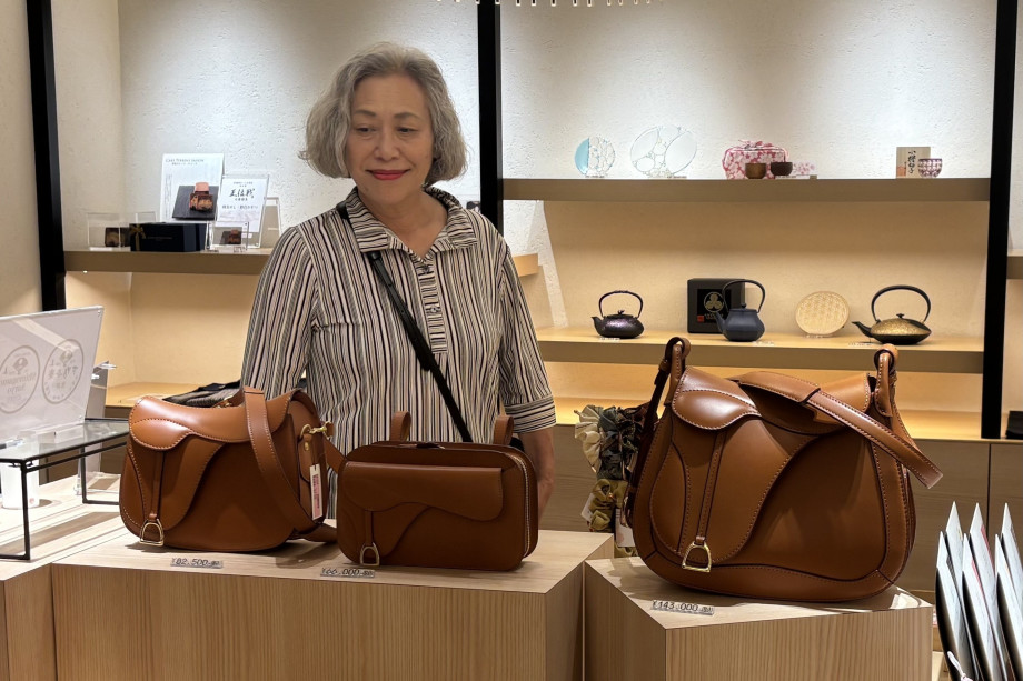 北海道や日本各地の工芸品とともに、いたがきの革製品も展示されています。