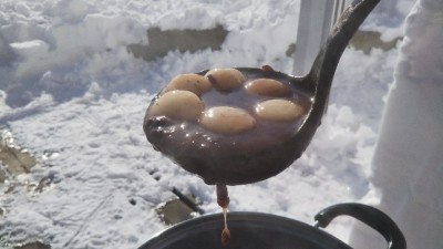 ＜お汁粉　税込300円＞もっちり白玉入りの熱々お汁粉です。