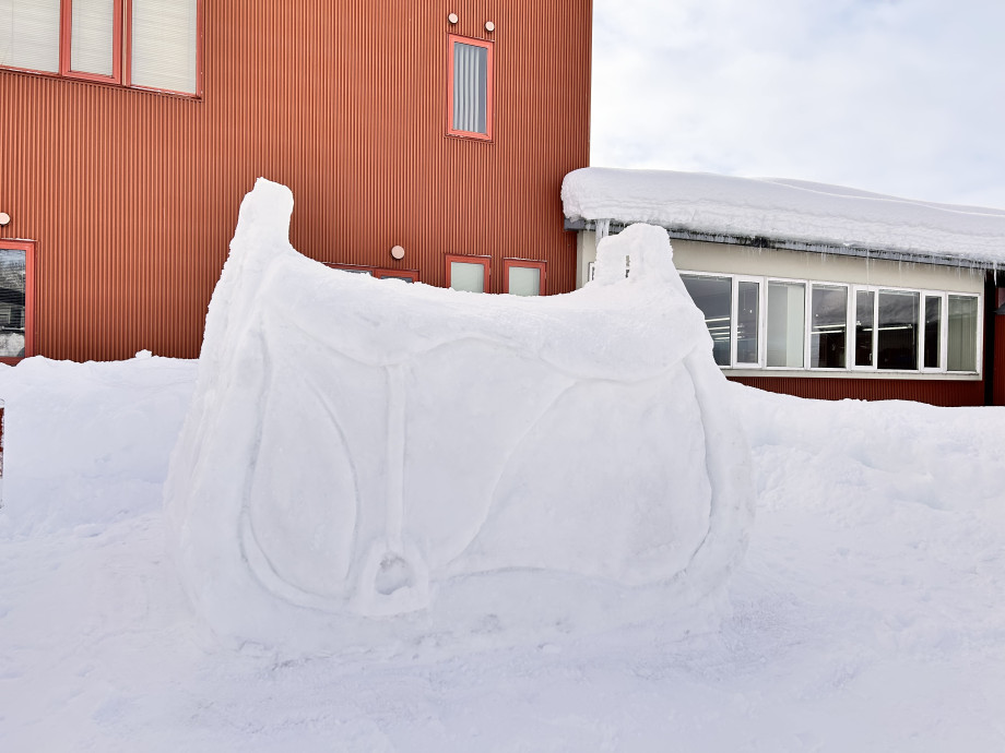 本社スタッフ製作「鞍鞄」の雪像