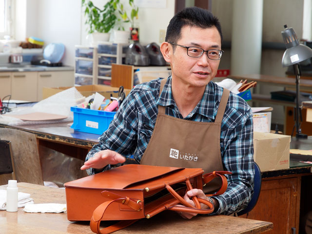 〈 講師　橋本 実 〉
職人歴23年、縫製課 技術品質責任者。
鞄から小物まで、数々の製品開発も担当。
「タンニンレザーの魅力」「クローム鞣し革との違い」「日常生活での革製品との付き合い方」について、柔らかい口調でお伝えします。