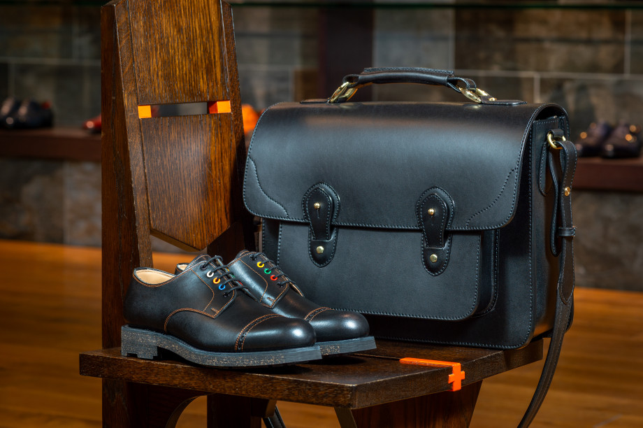 左：SOLID（黒）　右：限定品T580-クラシカルショルダーA4（黒）