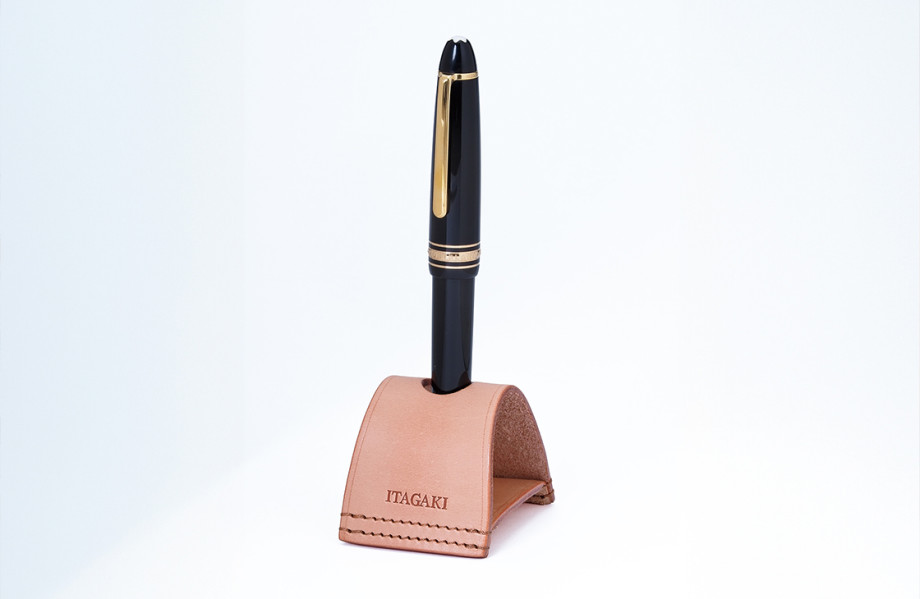 記念品のヌメ革「ペン立て」