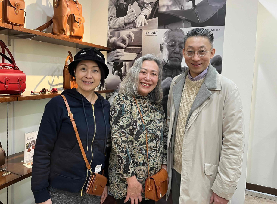 京王プラザホテル新宿店にて、昨年最後にお会いした香港からのお客様と。
仙台の藤崎で英三会長と出会ったことがきっかけで、
20年来ご愛用いただいていると嬉しいお話をしてくださいました。
