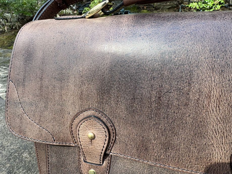 バッファロー革の豊かな表情（個体差があります）