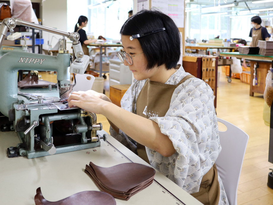 製造部・鞄１班の班長を務める