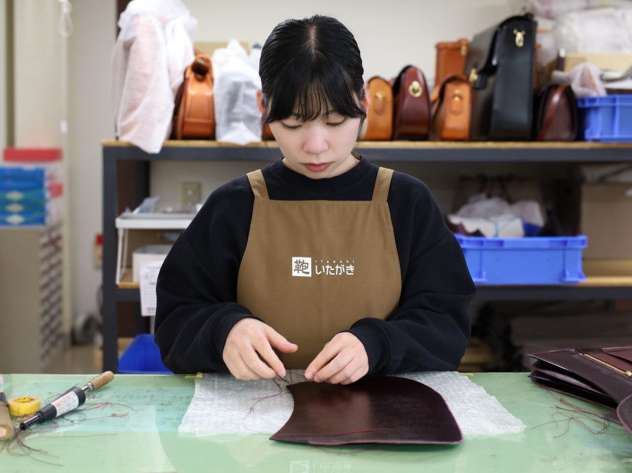 製造部・鞍班にて鞍シリーズの量産を手掛ける