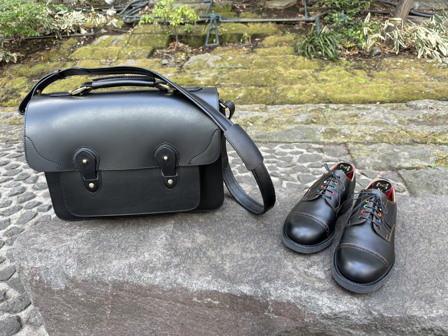 T580クラシカルショルダーA4と、SOLID I-2240（黒）