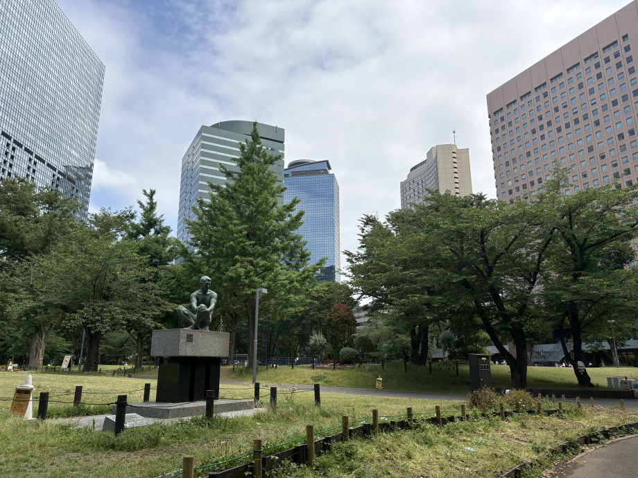 高層ビルに囲まれた中央公園