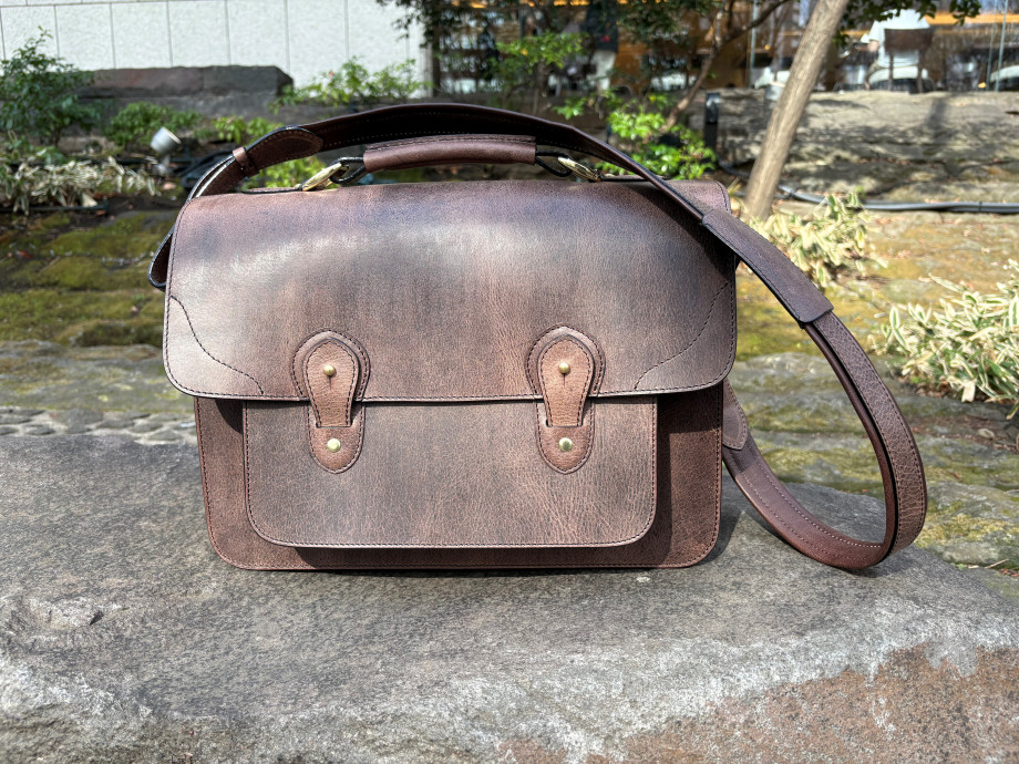 T580クラシカルショルダーA4のバッファロー革仕様
￥187,000（税込）※新宿店限定品