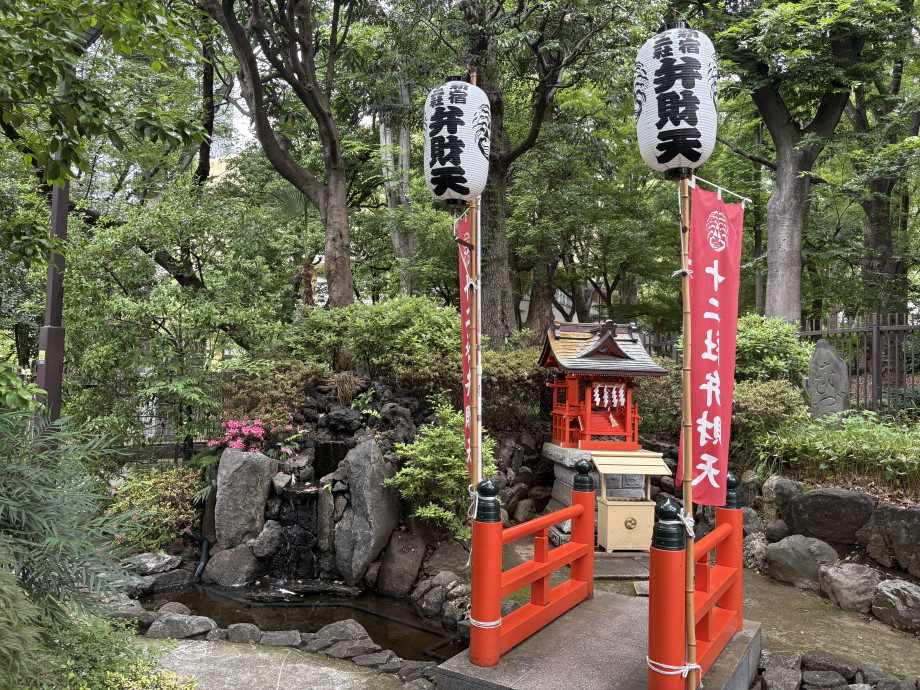 弁天社と小さな池